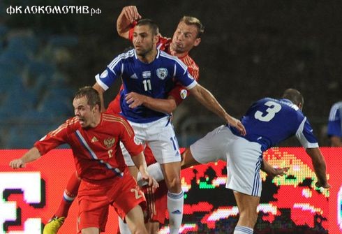 Вторник. Тель-Авив. Израиль - Россия - 0:4. Александр АНЮКОВ, Василий БЕРЕЗУЦКИЙ и их партнеры по обороне сборной России не дали ни единого шанса в атаке Итаю ШЕХТЕРУ (№ 11), Талю БЕН-ХАИМУ (№ 3) и другим израильтянам. Фото Федора УСПЕНСКОГО, "СЭ" Вторник. Тель-Авив. Израиль - Россия - 0:4. Александр АНЮКОВ, Василий БЕРЕЗУЦКИЙ и их партнеры по обороне сборной России не дали ни единого шанса в атаке Итаю ШЕХТЕРУ (№ 11), Талю БЕН-ХАИМУ (№ 3) и другим израильтянам. Фото Федора УСПЕНСКОГО, "СЭ"
