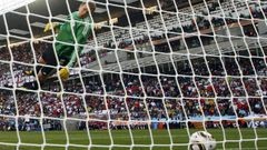 27 июня 2010 года. Германия - Англия - 4:1. Мяч после удара Фрэнка Лэмпарда пересек линию ворот Мануэля НОЙЕРА 27 июня 2010 года. Германия - Англия - 4:1. Мяч после удара Фрэнка Лэмпарда пересек линию ворот Мануэля НОЙЕРА