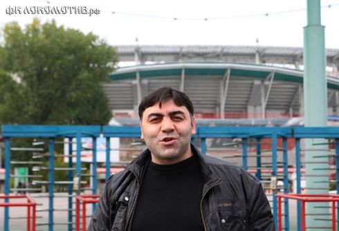 Октябрь. Москва. Заза ДЖАНАШИЯ на фоне стадиона "Локомотив". Октябрь. Москва. Заза ДЖАНАШИЯ на фоне стадиона "Локомотив".