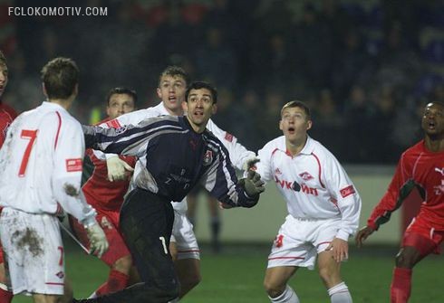 8 ноября 2001. Раменское. "Локомотив" - "Спартак" - 2:1. Руслан НИГМАТУЛЛИН в чужой штрафной: в концовке матча заключительного тура с чемпионом "Локо" добился волевой победы после гола Джеймса ОБИОРЫ и взял серебро. 8 ноября 2001. Раменское. "Локомотив" - "Спартак" - 2:1. Руслан НИГМАТУЛЛИН в чужой штрафной: в концовке матча заключительного тура с чемпионом "Локо" добился волевой победы после гола Джеймса ОБИОРЫ и взял серебро.