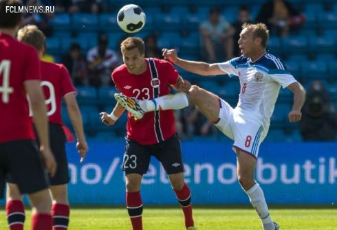 Суббота. Осло. Норвегия - Россия - 1:1. Денис ГЛУШАКОВ (№8) против автора гола Андерса КОНРАДСЕНА. Фото AFP Суббота. Осло. Норвегия - Россия - 1:1. Денис ГЛУШАКОВ (№8) против автора гола Андерса КОНРАДСЕНА. Фото AFP