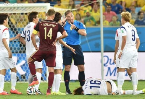 17 июня. Куяба. РОССИЯ - Корея - 1:1. По мнению Валерия Бутенко, главный судья матча Нестор ПИТАНА хорошо справился со своей работой. Фото "СЭ" 17 июня. Куяба. РОССИЯ - Корея - 1:1. По мнению Валерия Бутенко, главный судья матча Нестор ПИТАНА хорошо справился со своей работой. Фото "СЭ"