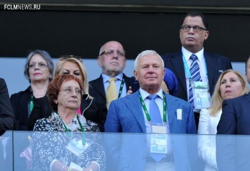 12 июня. Сан-Паулу. Вячеслав КОЛОСКОВ (на переднем плане в центре) на матче открытия ЧМ-2014. Фото Александр ФЕДОРОВ, "СЭ" 12 июня. Сан-Паулу. Вячеслав КОЛОСКОВ (на переднем плане в центре) на матче открытия ЧМ-2014. Фото Александр ФЕДОРОВ, "СЭ"