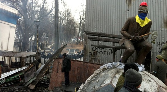 Так выглядел памятник Валерию Лобановскому в начале событий на Украине. Фото: dynamo.kiev.ua Так выглядел памятник Валерию Лобановскому в начале событий на Украине. Фото: dynamo.kiev.ua