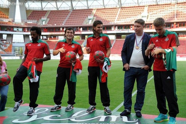 Спортивный директор "Локо" Кирилл КОТОВ представляет новичков Мануэла ФЕРНАНДЕША, Алана КАСАЕВА, Неманью ПЕЙЧИНОВИЧА и Арсения ЛОГАШОВА (слева направо). Спортивный директор "Локо" Кирилл КОТОВ представляет новичков Мануэла ФЕРНАНДЕША, Алана КАСАЕВА, Неманью ПЕЙЧИНОВИЧА и Арсения ЛОГАШОВА (слева направо).