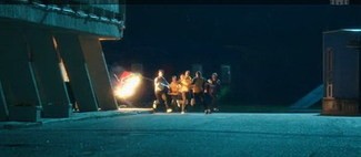 Так в сериале «Физрук» фанаты «Ростова» сожгли флаг «Локо». Кадр ТНТ