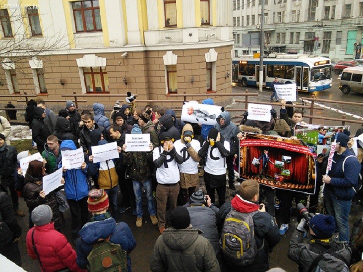 Около Дома футбола начался митинг против Толстых Около Дома футбола начался митинг против Толстых