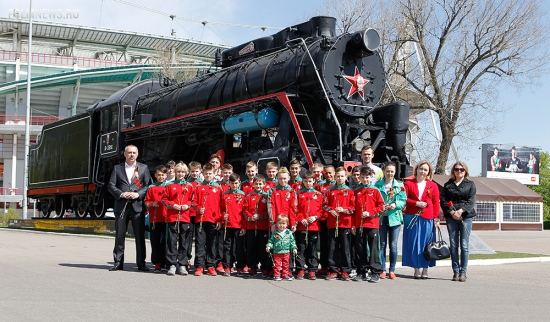 Юные футболисты «Локомотива» почтили память Любови Кулаковой