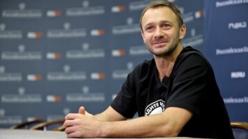 Дмитрий Сычев, Юрий Семин, Сергей Овчинников, Сергей Гуренко, Олег Романцев, Алексей Батраков, Артем Дзюба, сборная России